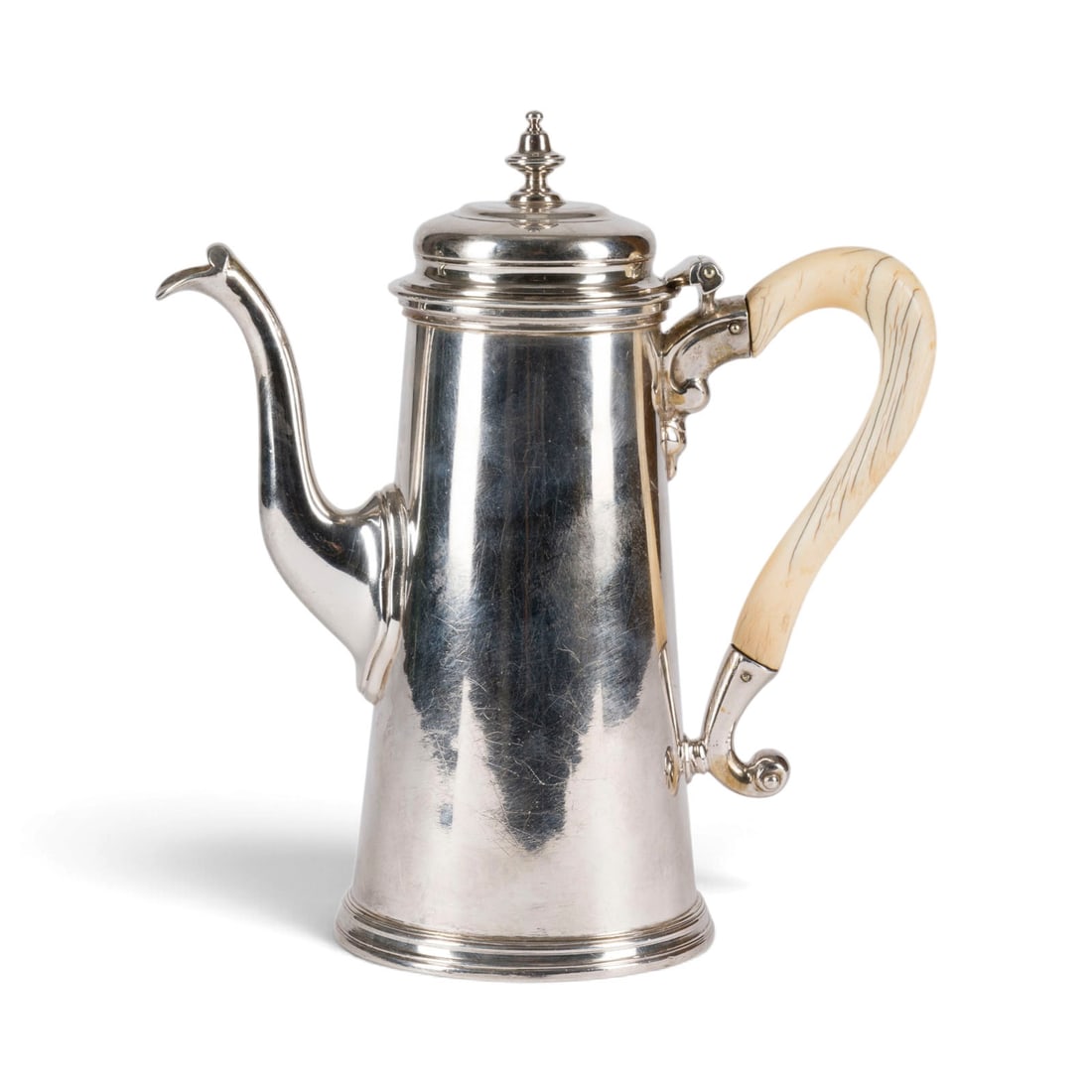 | KAFFEEKANNE: KAFFEEKANNE England, London, Benjamin West, 1738 Silber, Elfenbein. Gew. 751 g, H. 22 cm, B. 20 cm, D. 10 cm. Punziert mit Beschauzeichen, Feingehaltszeichen, Jahresbuchstabe 'C', Meisterzeichen. CITE