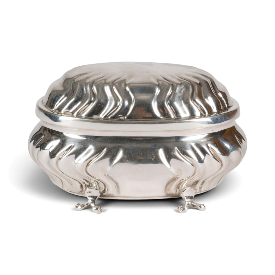 | ZUCKERDOSE: ZUCKERDOSE Deutsch, Wernigerode, Carl Georg Kuester, um 1760 Silber. Gew. 241 g, L. 14,5 cm, B. 10,5 cm, H. 8,5 cm. Punziert mit Tremolierstich, Beschauzeichen, Legierungszeichen, Meisterzeichen.
