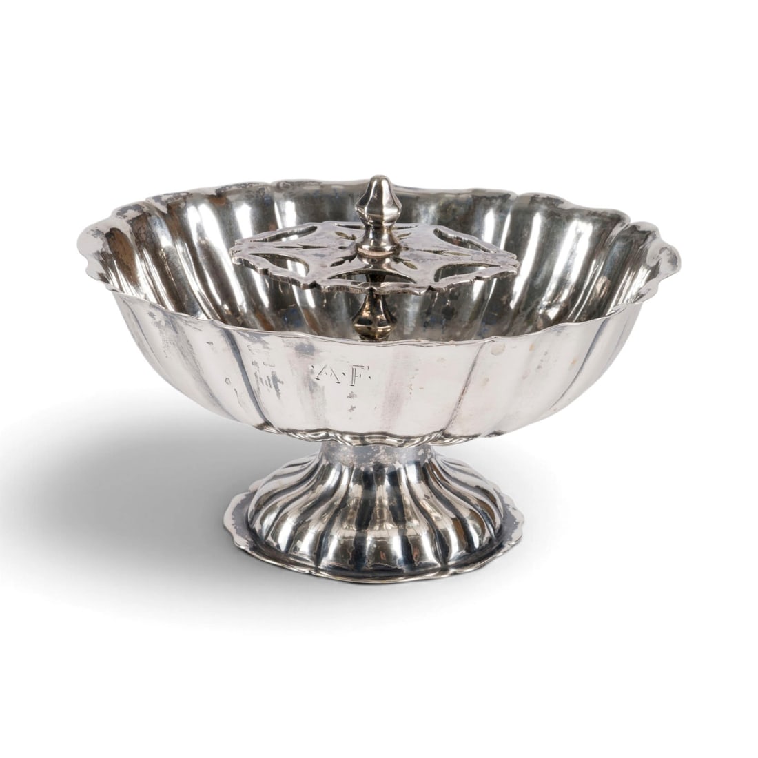 | ZUCKERSCHALE MIT LOeFFELHALTER: ZUCKERSCHALE MIT LOeFFELHALTER Deutsch, Landshut, Caspar Bettinger, um 1780 Silber. Gew. 258 g, H. 9 cm, L. 15 cm, B. 13 cm. Punziert mit Beschauzeichen, Meisterzeichen.ZUCKERSCHALE MIT LOeFFELHALTER