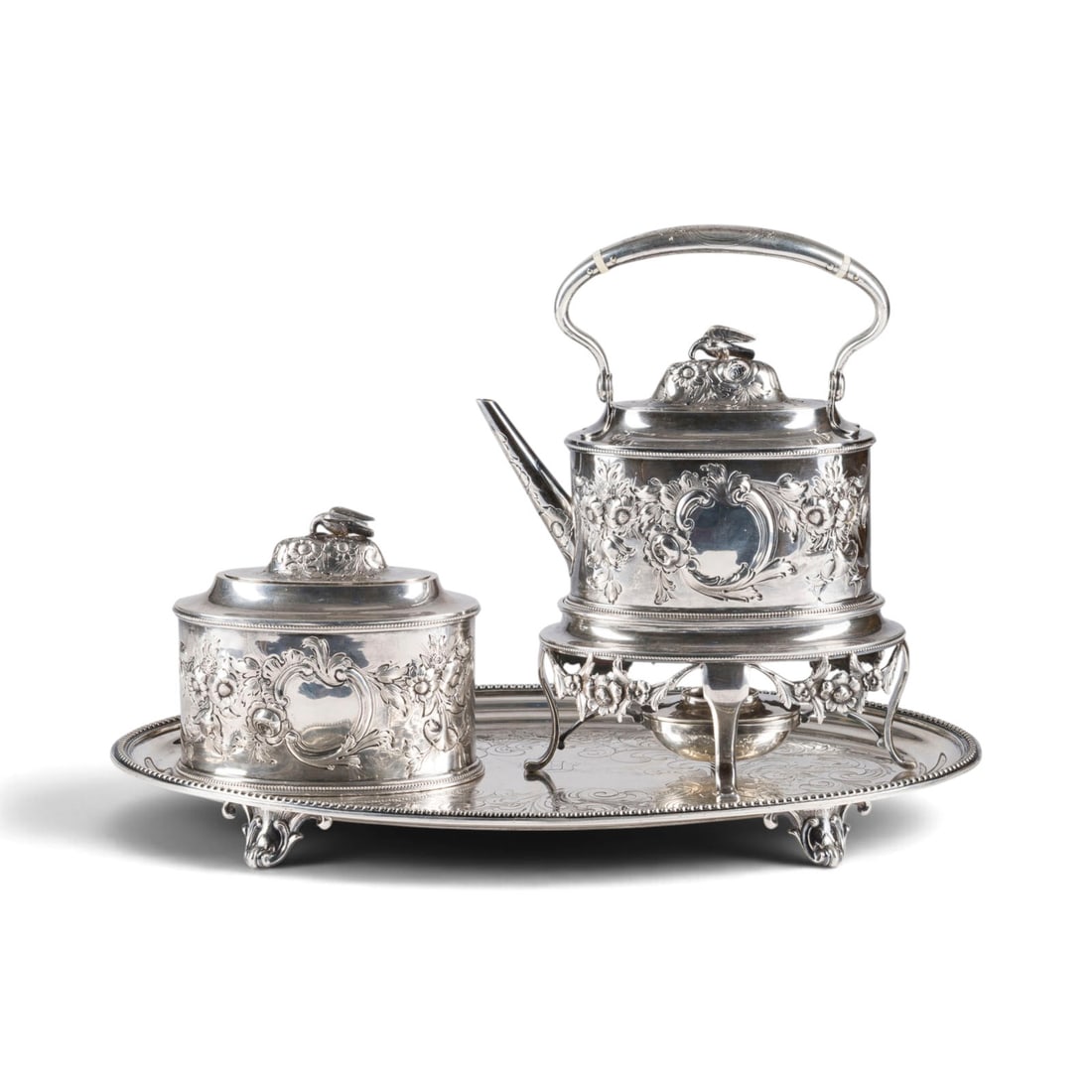 | DREITEILIGES TEESERVICE VON TIFFANY MIT WAPPEN: DREITEILIGES TEESERVICE VON TIFFANY MIT WAPPEN USA, Tiffany, Young & Ellis, 1848-1852 Silber. Ges.-Gew. 2100 g, L. 38 cm (Tablett). Punziert mit 'Tiffany, Young & Ellis' und 'J.C.M'. Wahrscheinlich ge