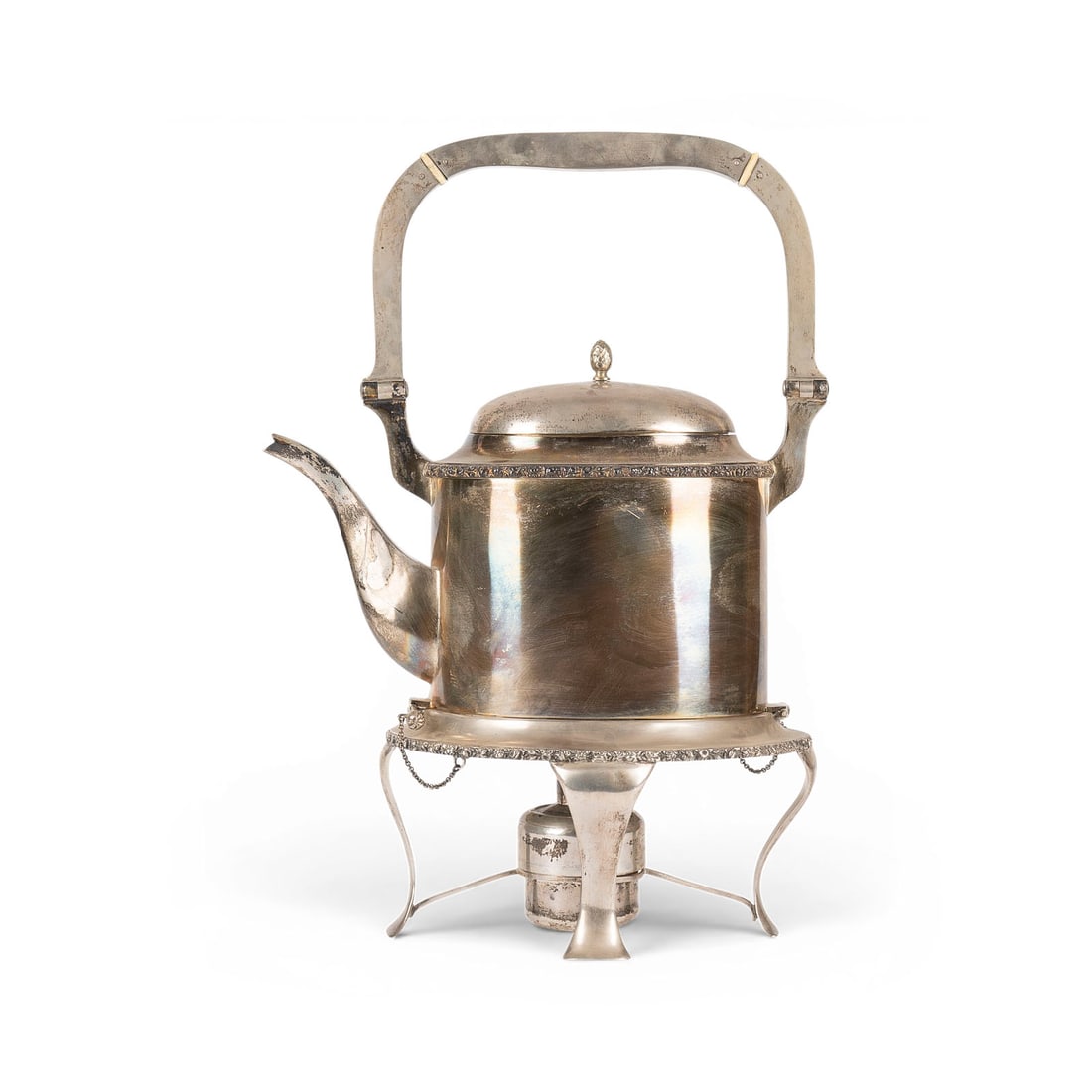 | WASSERKESSEL AUF STOeVCHEN: WASSERKESSEL AUF STOeVCHEN Oesterreich, ab 1867 Silber. Ges.-Gew. 1989 g, H. 33 cm (ohne Henkel). Punziert mit Dianakopfmarken. Min. gebogen.WASSERKESSEL AUF STOeVCHENOesterreich, ab 1867 Silber.