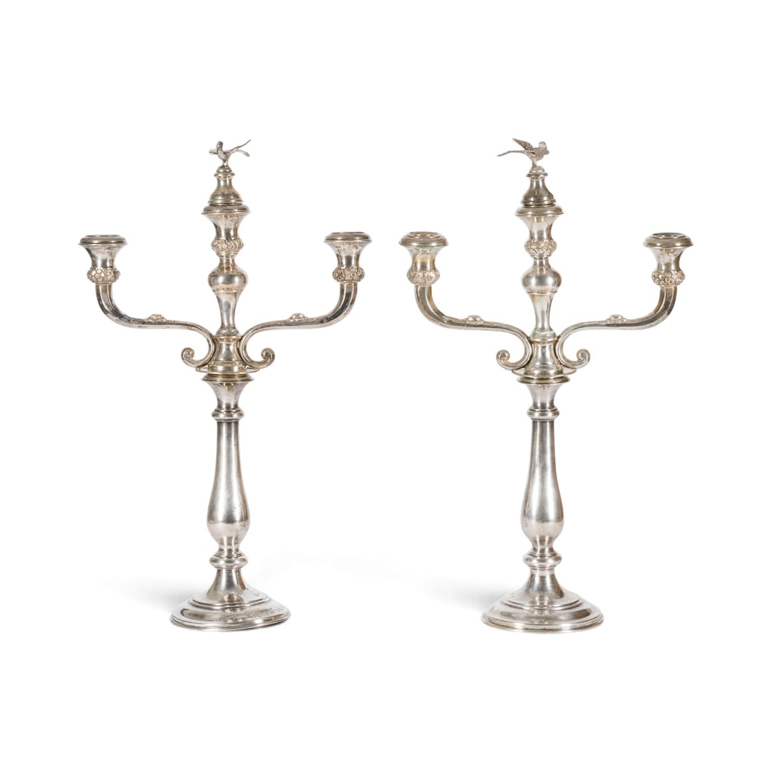 | PAAR KERZENHALTER: PAAR KERZENHALTER Oesterreich-Ungarn, Wien, 1858 Silber. Ges.-Gew. 1390 g, H. 51,5 cm. Punziert mit Radpunze und Dianakopfmarke, Masterzeichen: AK. Min. gebogen und rest.PAAR KERZENHALTEROesterreich-U