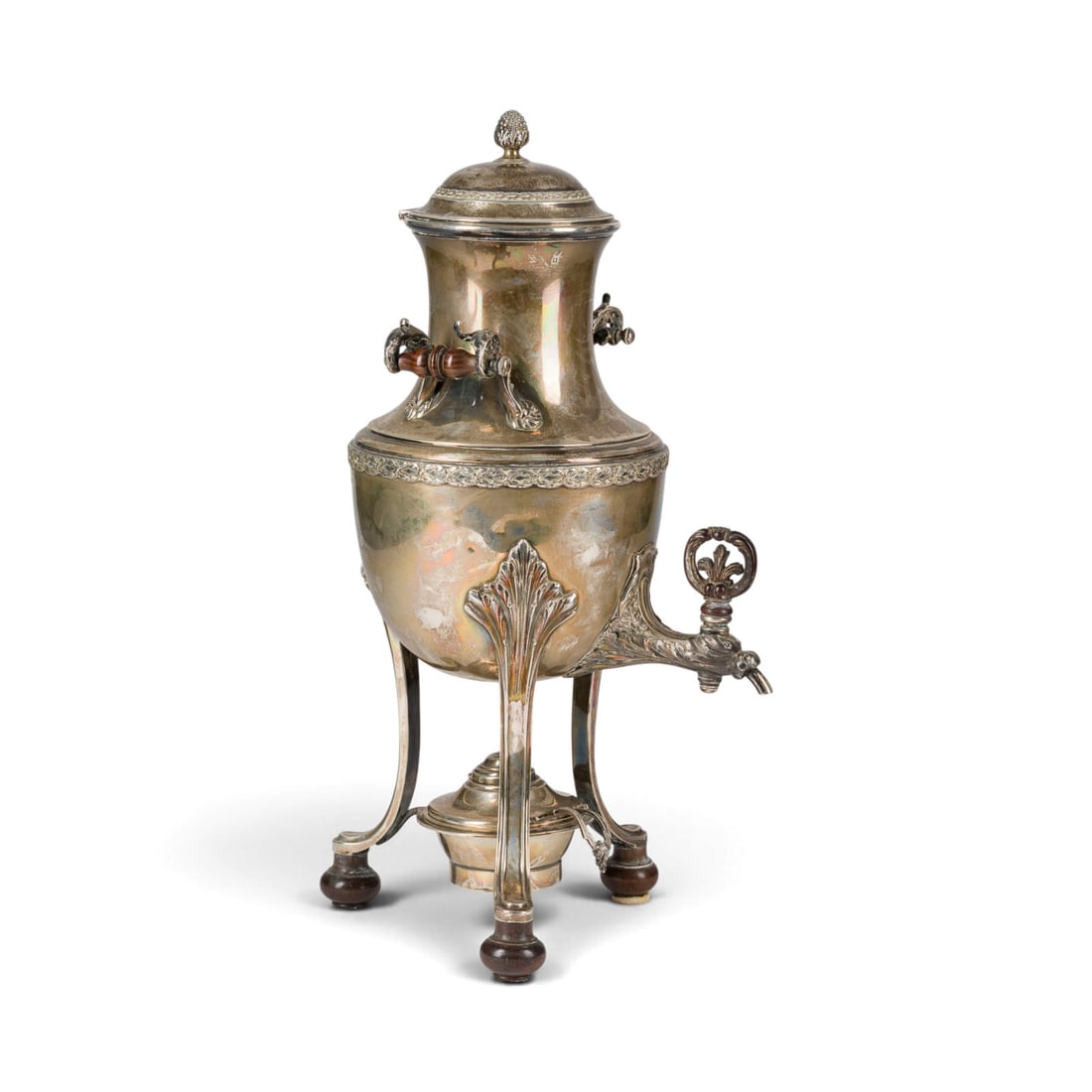 | MASSIVER SAMOWAR: MASSIVER SAMOWAR Frankreich, Paris, Maison Boulenger, zweite Haelfte 19. Jh. Silber, Holz. Ges.-Gew. 2028 g, H. 43,5 cm. Punziert mit Minerva-Stempel und Herstellermarke. Min. gebogen.MASSIVER