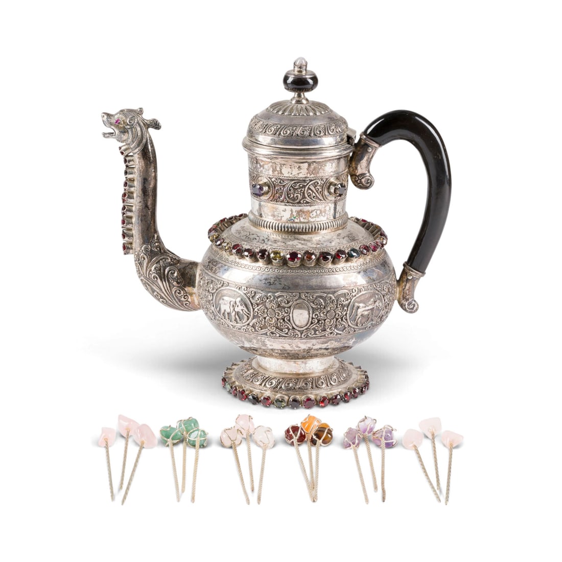 | KAFFEEKANNE MIT 18 COCKTAILSPIESSEN: KAFFEEKANNE MIT 18 COCKTAILSPIESSEN Indien, Ende 19. Jh. Silber, versilbert (Cocktailspiesse), wohl diverse Granate. Gew. 751 g, H. 21 cm. Die Cocktailspiesse bestueckt mit Quarzen an den oberen