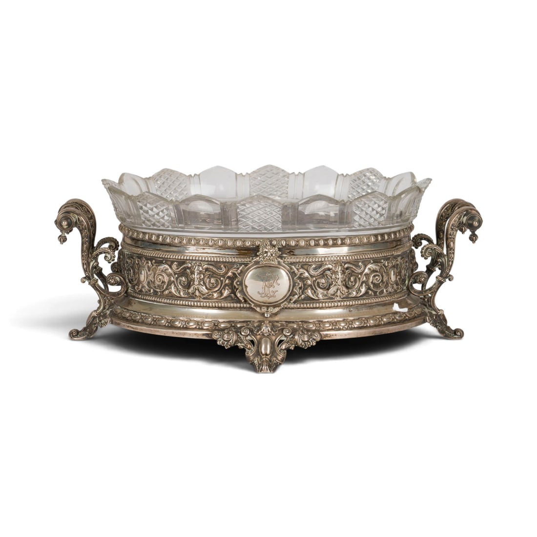 | JARDINIERE: JARDINIERE Deutsch, ab 1888 800er Silber, Glas. Gew. 632 g (nur Silber), L. 36 cm. Punziert mit Halbmond, Krone, Feingehalt '800', Firmensignet (undeutlich). Mit Monogramm 'PF'. Teilw. min.