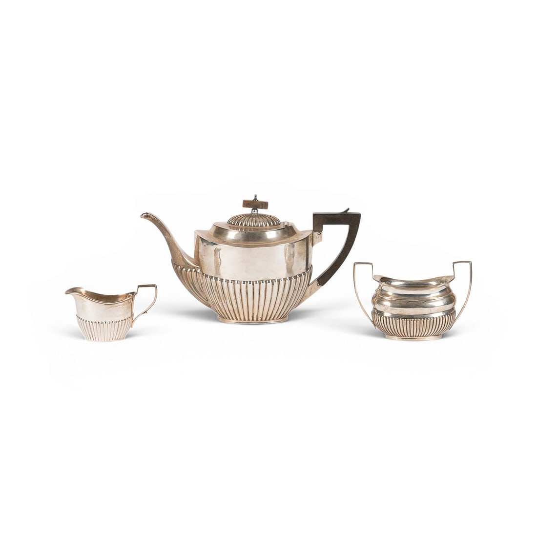 | DREITEILIGES TEEKERNSTUeCK: DREITEILIGES TEEKERNSTUeCK England, Birmingham, Sheffield, ab 1887 Sterling-Silber, ebonisiertes Holz. Ges.-Gew. 740 g, H. 7-17,5 cm. Jew. punziert mit Stadtmarke, Jahresbuchstaben 'f', 'u' und 'm'