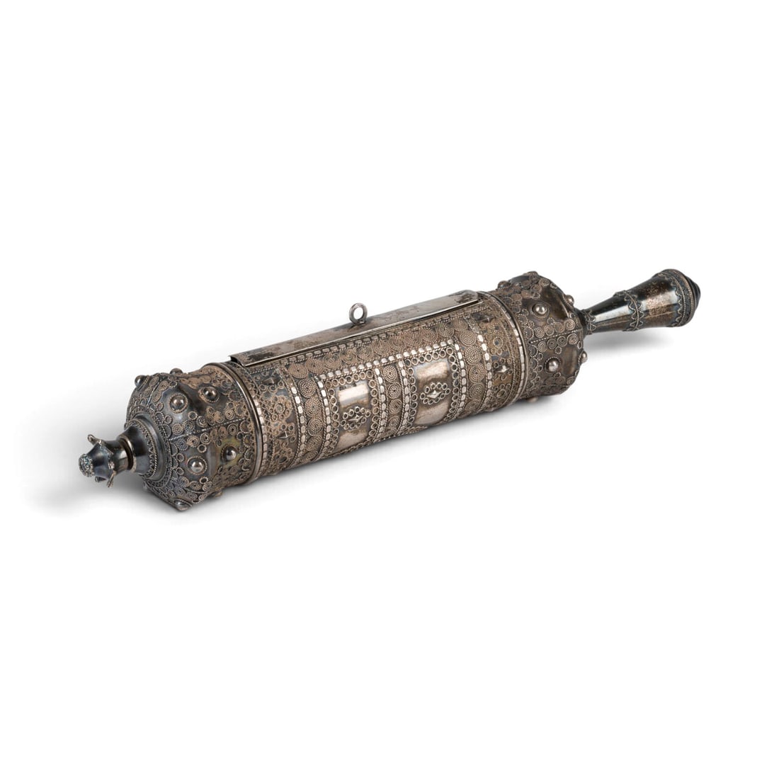 | MEGILLAH: MEGILLAH Ende 19. Jh. Sterling Silber. Gew. 326 g L. 31 cm. Punziert 'Sterling 925'. Gebrauchsspuren.MEGILLAH Ende 19. Jh. Sterling Silber. Gew. 326 g L. 31 cm. Punziert 'Sterling 925'.