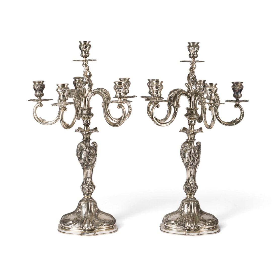 | PAAR GIRANDOLEN: PAAR GIRANDOLEN Deutsch, Berlin, Eugen Marcus, ab 1888 800er Silber. Ges-Gew. 5.792 g, H. 58 cm. Punziert mit Halbmond, Krone, Feingehalt '800', Markenzeichen: Koerner & Proll, Vertriebsmarke: Eugen