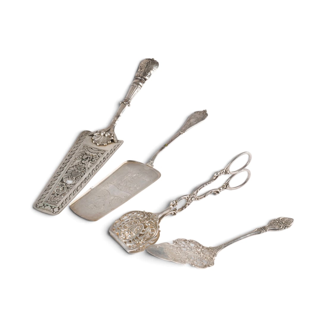 | 13-TEILIGES BESTECKKONVOLUT: 13-TEILIGES BESTECKKONVOLUT Deutsch, u.a. C.A. Krall, Ludwig Kramer, um 1900 800er Silber. Ges.-Gew. 407 g (nur Silber). Punziert mit Halbmond, Krone, Feingehalt '800', '13', Firmensignet. Bestehend