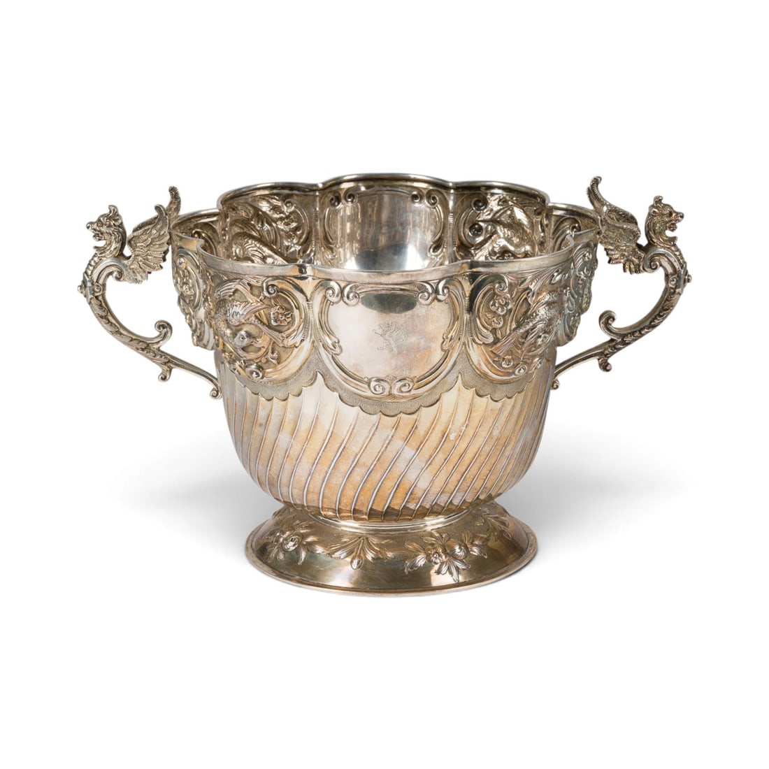 | MONTEITH-KUeHLER MIT DRACHENKOPFGRIFFEN: MONTEITH-KUeHLER MIT DRACHENKOPFGRIFFEN Irland, Dublin, Edmond Johnson, 1891 Silber. Ges.-Gew. 1238 g, H. 20 cm. Unterseitig punziert mit Beschau- und Feingehaltsmarke, Jahresbuchstaben 'V' sowie