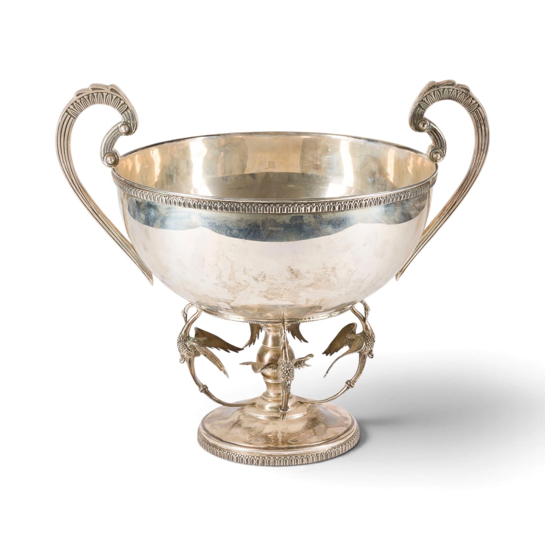 | GROSSE OBSTSCHALE MIT SCHWAeNEN: GROSSE OBSTSCHALE MIT SCHWAeNEN Deutsch, um 1900 925er Silber. Ges.-Gew. 4184 g, H. 38,5 cm. Punziert mit Feingehalt '925' und Firmensignet (undeutlich).GROSSE OBSTSCHALE MIT SCHWAeNEN Deutsch, um 190