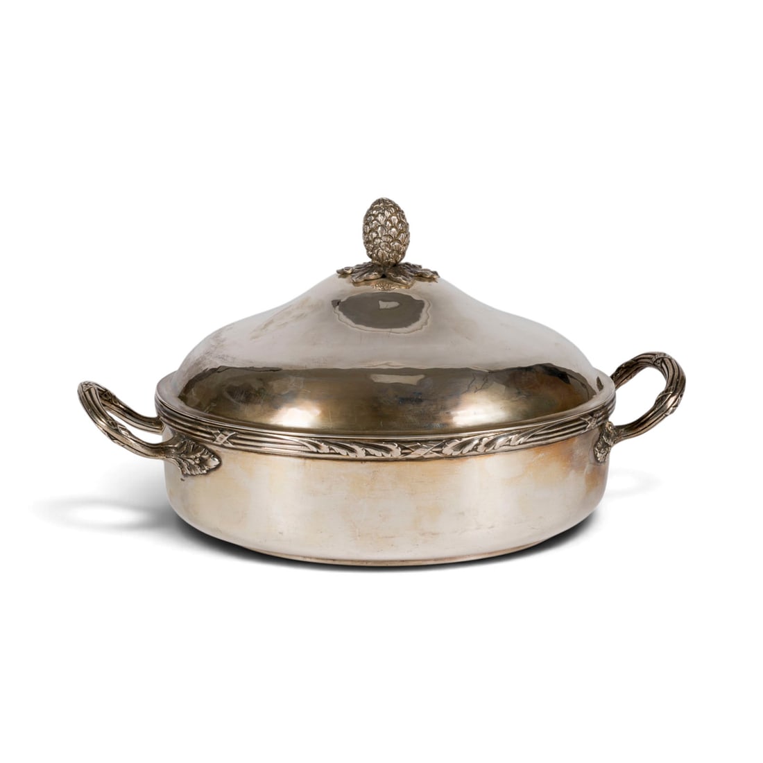 | DECKELTERRINE: DECKELTERRINE Frankreich, Paris, Alphonse Debain, um 1900 Silber. Gew. 1076 g, L. 26 cm (mit Henkel). Punziert mit Exportmarke und Silberschmiedmarke. Monogramm 'EC'. Gebogen.DECKELTERRINE