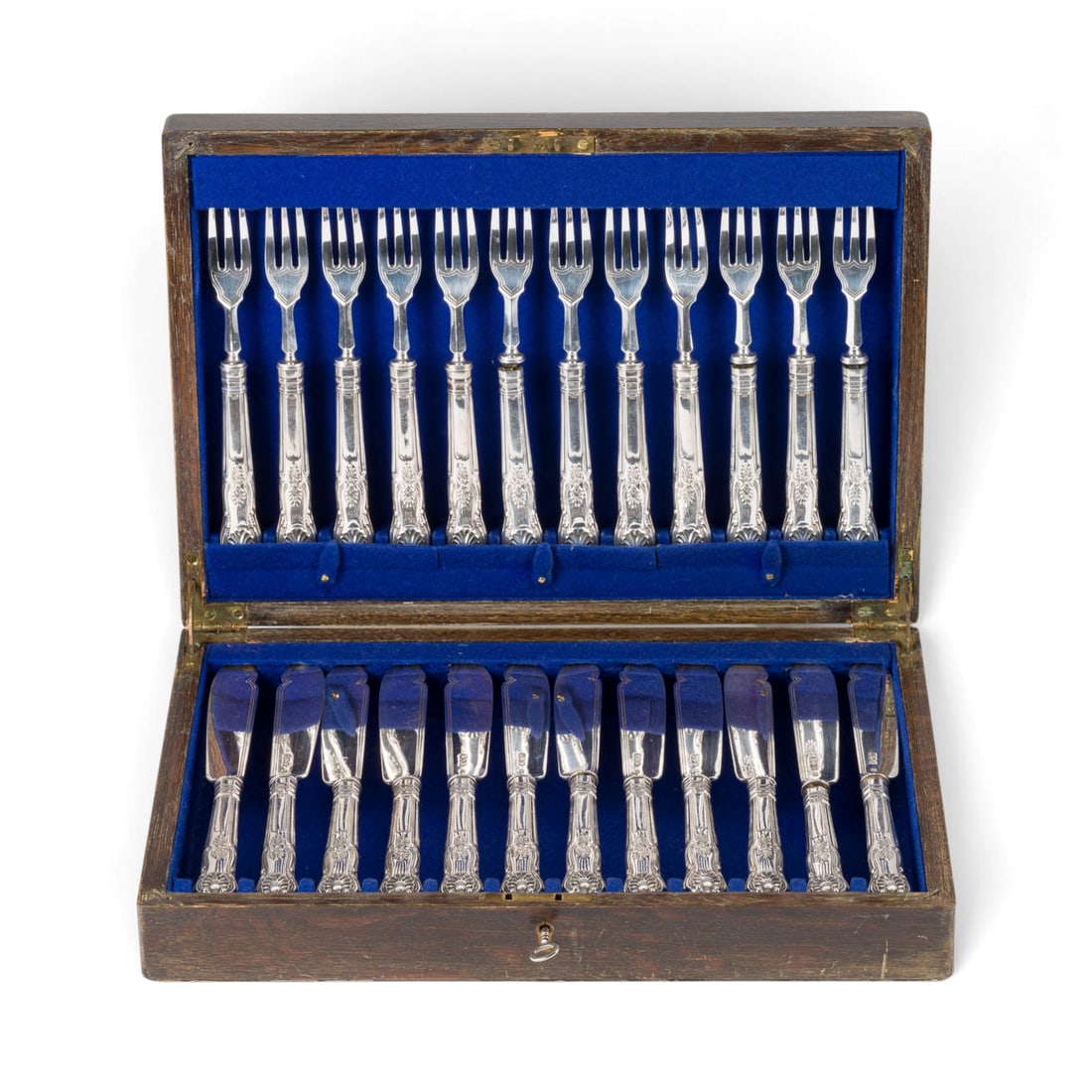 | ENGLISCHES FISCHBESTECK FUeR ZWOeLF PERSONEN: ENGLISCHES FISCHBESTECK FUeR ZWOeLF PERSONEN England, London, Sebastian Henry Garrard, Garrard & Co Ltd, 1907 Silber. Ges.-Gew. 1479 g, L. 22 cm (Messer), L. 19 cm (Gab. Punziert mit Garantie- und