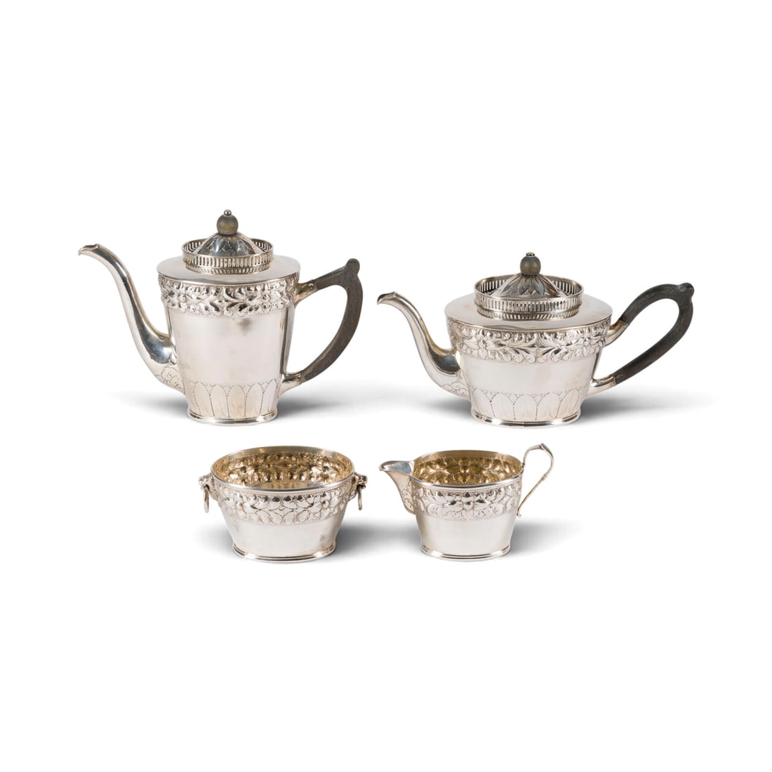| VIERTEILIGES KERNSTUeCK: VIERTEILIGES KERNSTUeCK Daenemark, Kopenhagen, A. Steffensen, 1918-21 Silber, ebonisiertes Holz. Ges.-Gew. 1300 g, H. 20 cm (Kaffeekanne), H. 17 cm. Punziert mit Garantiemarke, Pruefermarke von