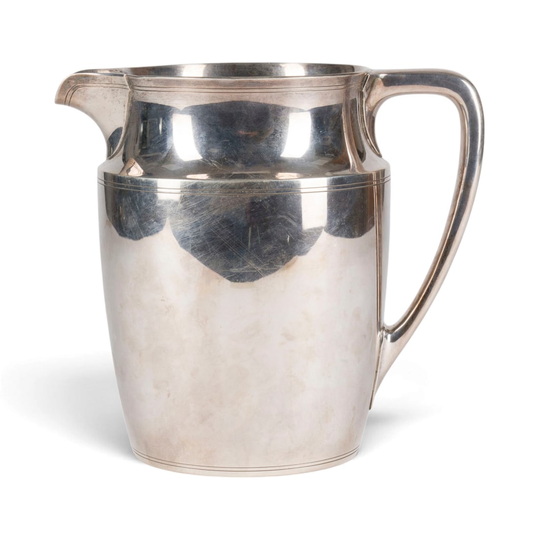 | SILBERKANNE: SILBERKANNE USA, New York, Tiffany & Co., um 1923 Sterlingsilber. Gew. 875 g, H. 18,5 cm. Punziert mit Herstellermarke, Modellnummer '20211', Feingehalt 'sterling silver', 'M', '4 1/4 Pints'. Gebrauch
