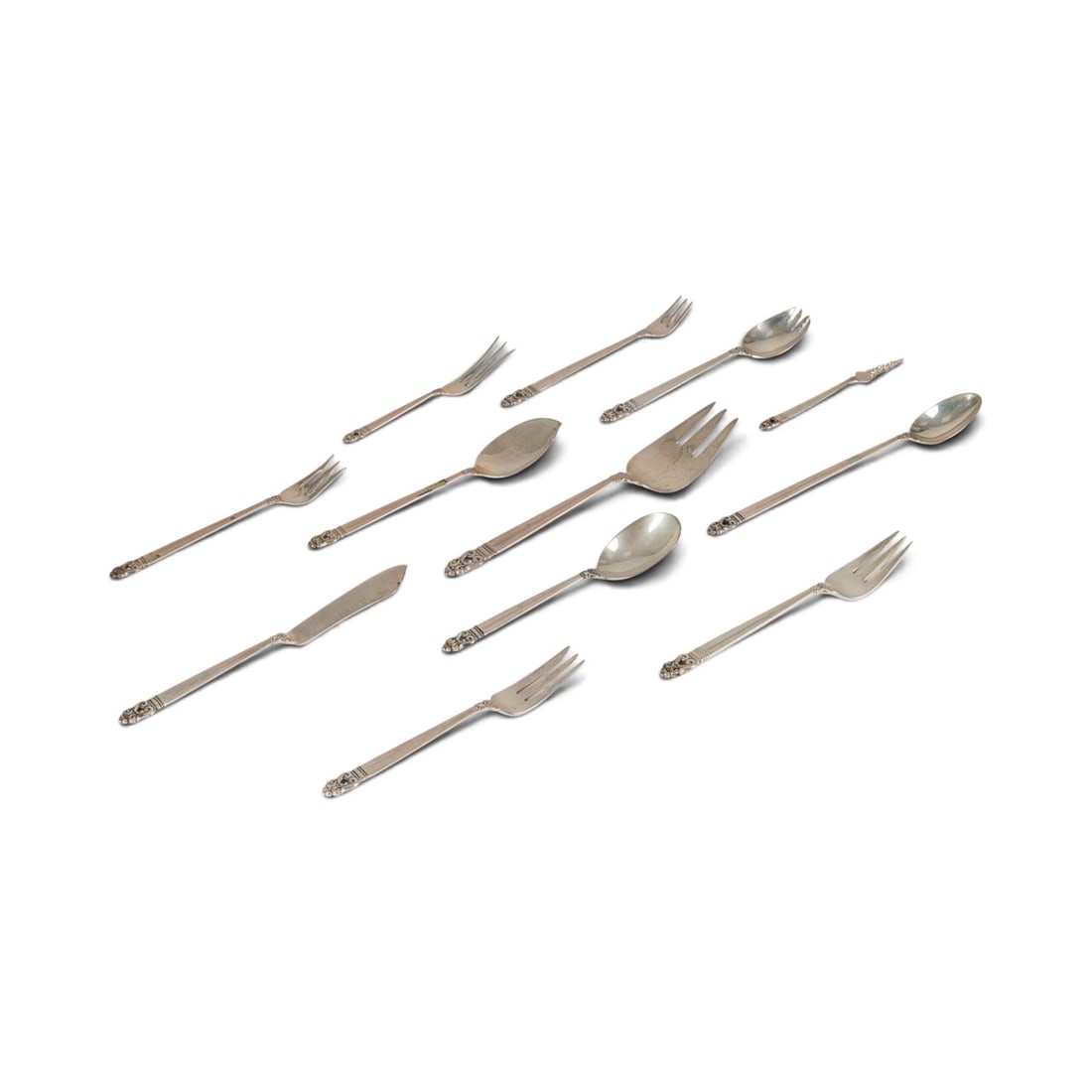 | 100-TEILIGES BESTECKSET 'ROYAL DANISH': 100-TEILIGES BESTECKSET 'ROYAL DANISH' U.S.A, International Silver Company, um 1939 925er Silber. Ges.-Gew. 2854 g, L. 12-16,4 cm (Gabeln). Punziert mit 'U.S.A', 'Royal Danish', 'International Sterlin