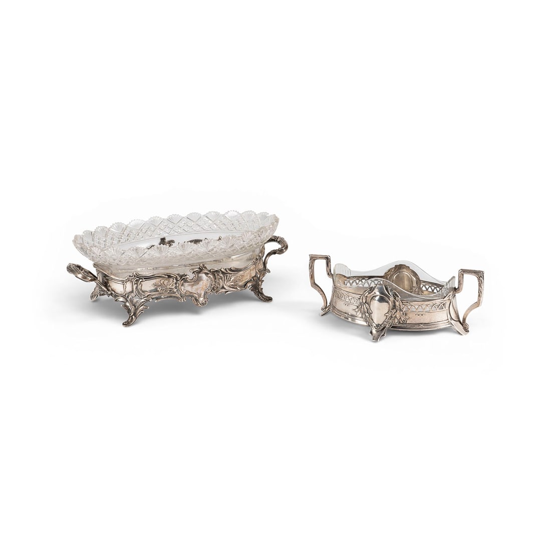 | ZWEI SCHALEN: ZWEI SCHALEN Deutsch, 1. Haelfte 20. Jh. 800er Silber, Glas, geschliffen. L. 26,5-39 cm, H. 9,4-12 cm. Punziert mit Halbmond, Krone, Feingehalt '800', Herstellermarken (undeutlich). Teilw. best.ZWEI S