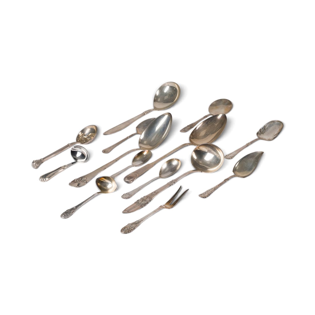 | ZEHNTEILIGES VORLEGER-KONVOLUT: ZEHNTEILIGES VORLEGER-KONVOLUT Daenemark, Anfang 20. Jh. Silber, Stahl. Ges.-Gew. 1176 g (nur Silber), L. 17-39,5 cm. Punziert mit Garantie- und Herstellermarken. Zugabe: 4 versilberte