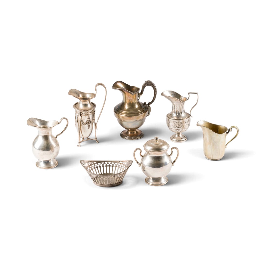 | SIEBENTEILIGES KONVOLUT SILBEROBJEKTE: SIEBENTEILIGES KONVOLUT SILBEROBJEKTE U.a. Deutsch, England, Niederlande, 20. Jh. Silber. Ges.-Gew. 1100 g, H. 6-17 cm. Teils punziert mit Feingehaltsangaben, Stadtmarken, Herstellermarken und Jahresb