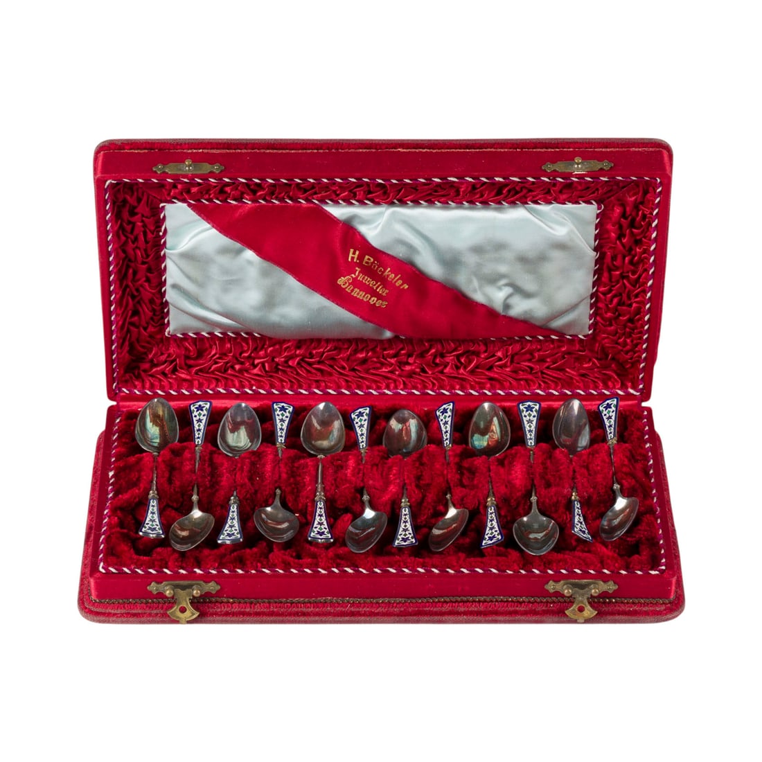 | ZWOeLF KAFFEELOeFFEL MIT EMAILLE: ZWOeLF KAFFEELOeFFEL MIT EMAILLE Deutsch, Hannover, H. Boeckeler, frueheres 20. Jh. 800er Silber, Emaille. Ges.-Gew. 119 g, L. 10,8 cm. Punziert mit Feingehalt '800'. Mit Etui.ZWOeLF KAFFEELOeFFEL MIT