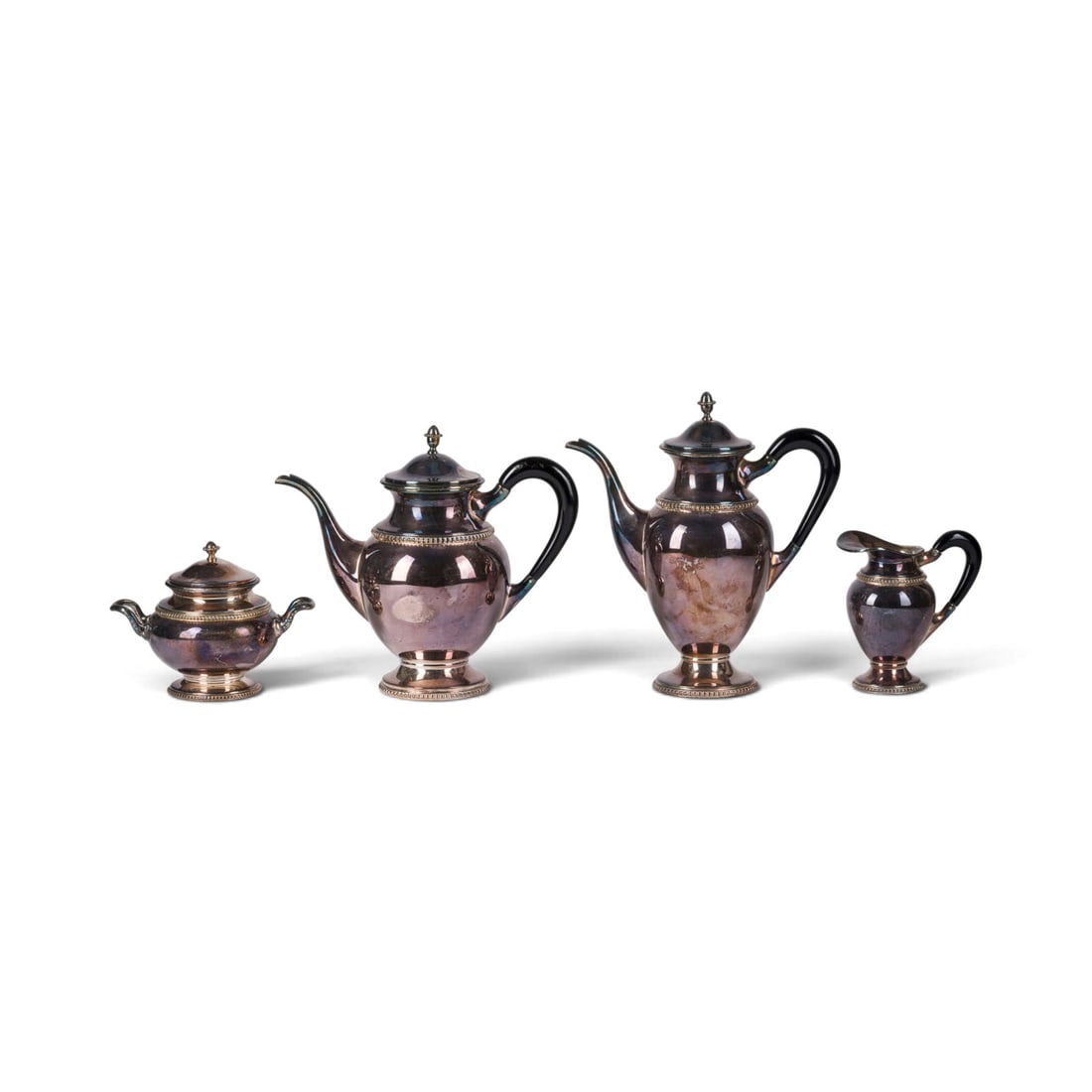 | VIERTEILIGES KAFFEESERVICE: VIERTEILIGES KAFFEESERVICE Wohl England, 20. Jh. 925er Silber, Holz. Ges.-Gew. 2103 g, H. 22,5-25,5 cm (Kaffeekannen). Punziert mit '925STERLING', teilw. Nummer '4' und '5'. Bestehend aus: 2