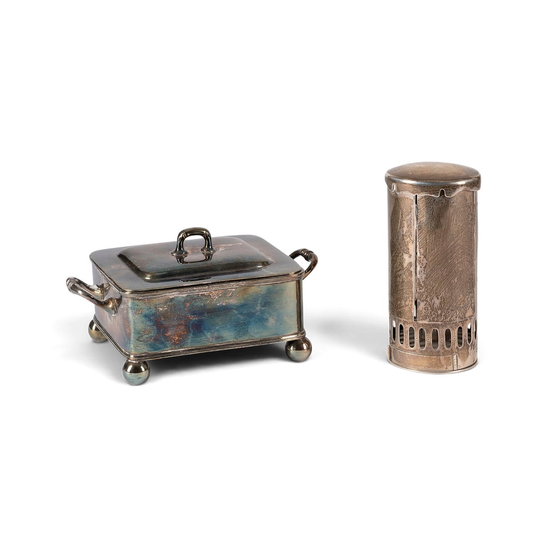 | REISE-KAFFEEMASCHINE UND DECKELDOSE: REISE-KAFFEEMASCHINE UND DECKELDOSE England, Anfang 20. Jh. Silber und versilbert, Glas. Ges.-Gew. 471 g (Kaffeemaschine), H. 14 cm (Kaffee. Kaffeemaschine punziert mit Garantie- und Herstellermarke, 