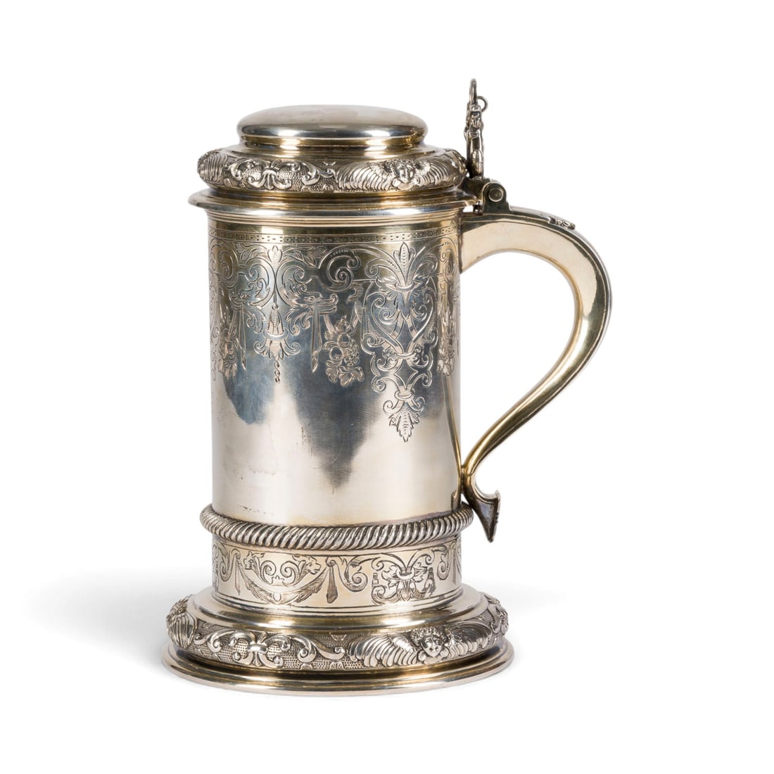 | KRUG: KRUG England, 20. Jh. Silber, innen vergoldet. Gew. 904 g, H. 23 cm. Punziert mit Garantiemarken, Jahresbuchstabe 'r'.KRUG England, 20. Jh. Silber, innen vergoldet. Gew. 904 g, H. 23 cm. Punziert mit 