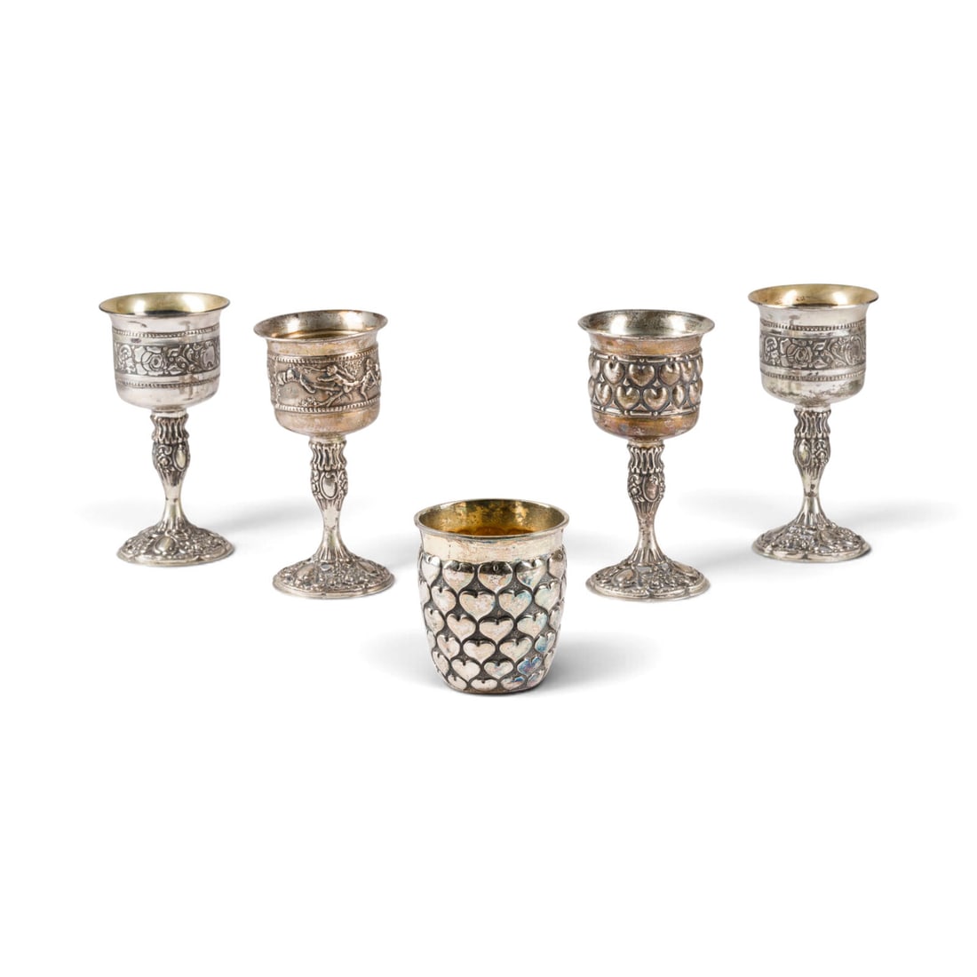| VIER KELCHE UND EIN HERZBECHER: VIER KELCHE UND EIN HERZBECHER U.a. Italien, 20. Jh. Silber, teilw. Innenvergoldung. Ges.-Gew. 623 g, H. 13,6 cm (Kelch), H. 7,5 cm (He. Herzbecher punziert mit italienischer Garantiemarke, Feingehalt