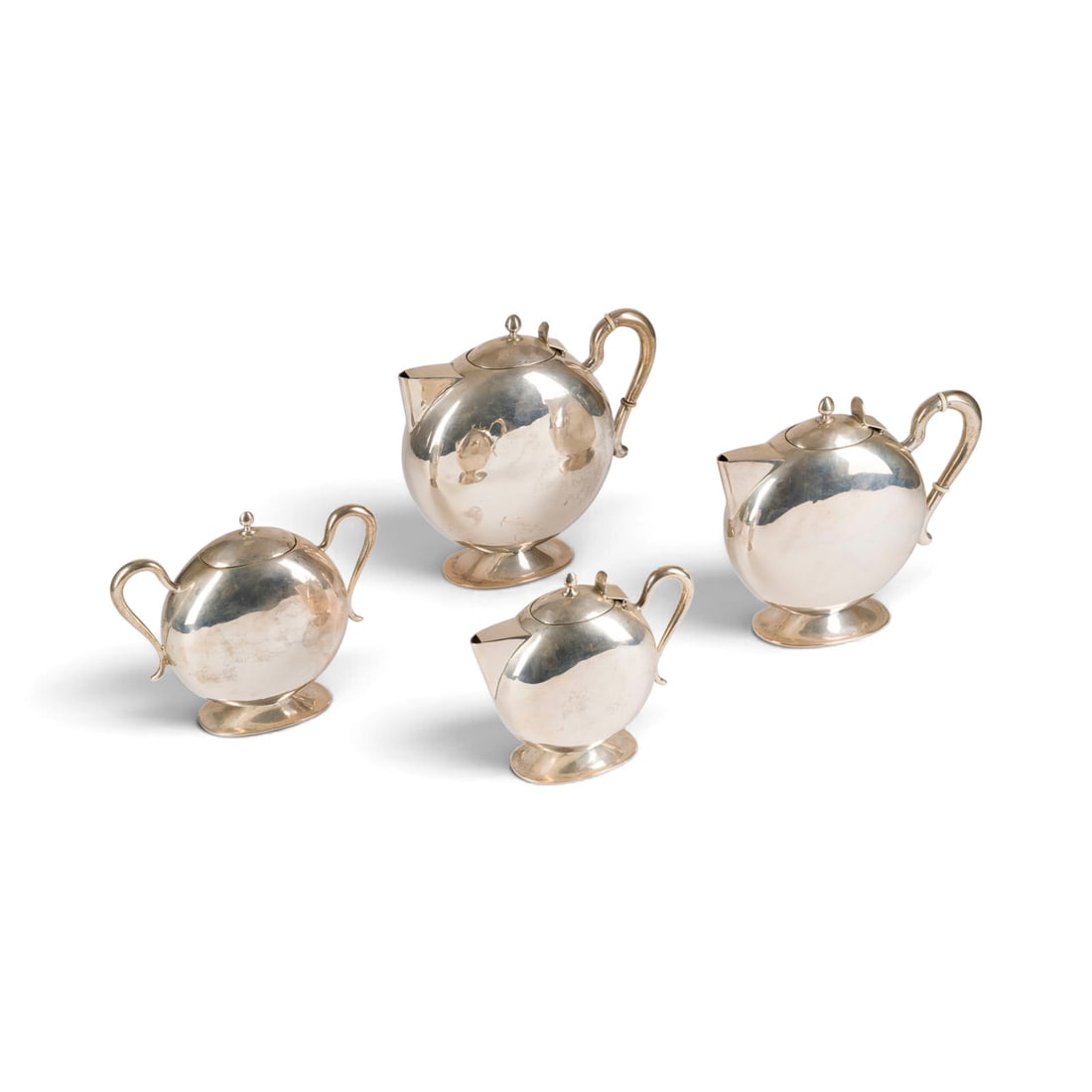 | ART-DECO VIERTEILIGES KERNSTUeCK: ART-DECO VIERTEILIGES KERNSTUeCK Italien, um 1930 900er Silber. Ges.-Gew. 2767 g, H. 21-22 cm (Kaffeekannen). Punziert mit Feingehalt '900', 'AD'. Bestehend aus: 2 Kaffeekannen, 1 Zuckerdose und 1