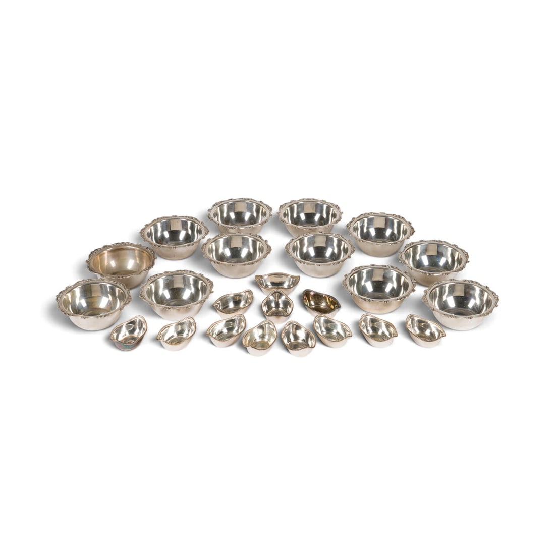 | 24-TEILIGES KONVOLUT VON SCHALEN: 24-TEILIGES KONVOLUT VON SCHALEN China, Italien, 20. Jh. 800er, 925er Silber. Ges.-Gew. 1648 g, H. 3-4,5 cm. Punziert mit Stadtmarke, Feingehalt '800', 'Yuchang sterling'.24-TEILIGES KONVOLUT VON SCHA