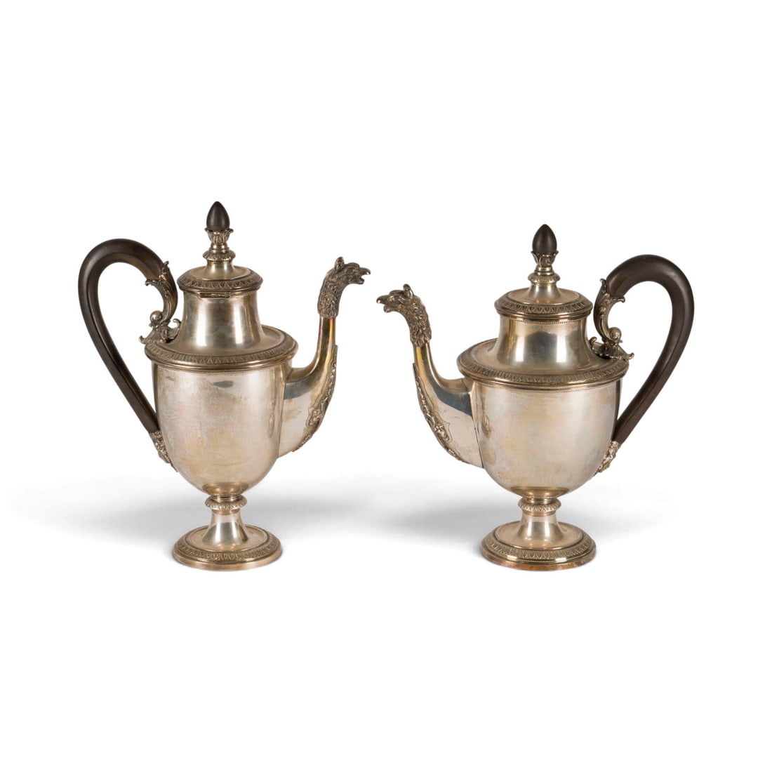 | PAAR KAFFEEKANNEN: PAAR KAFFEEKANNEN Italien, Mailand, 20. Jh. 800er Silber, ebonisertes Holz. Ges.-Gew. 1732 g, H. 28-29,5 cm. Punziert mit Feingehalt '800', Herstellermarke '152 MI'. Min. gebogen.PAAR KAFFEEKANNEN
