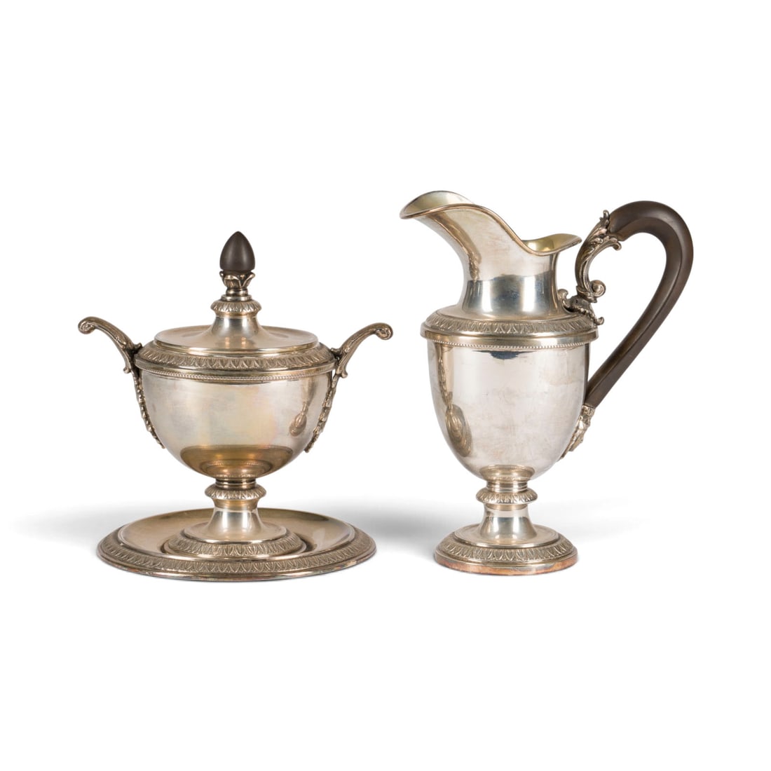 | SAHNEKAeNNCHEN UND ZUCKERDOSE: SAHNEKAeNNCHEN UND ZUCKERDOSE Wohl Italien, Mailand, 20. Jh. 800er Silber, teilw. Vergoludungsreste, Holz. Ges.-Gew. 888 g, H. 17-18 cm. Punziert mit Feingehalt '800', '152 MI'