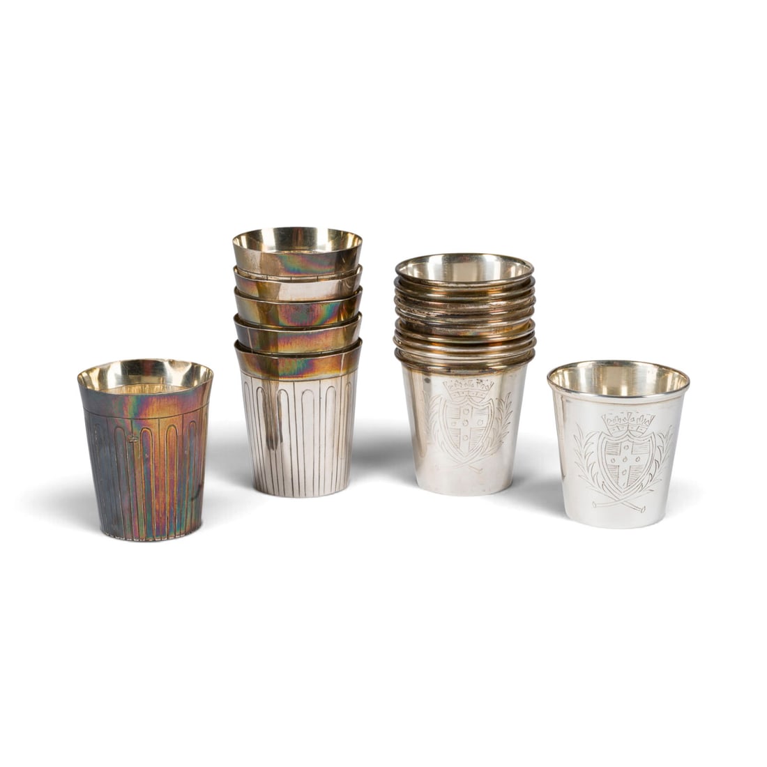 | 16 BECHER: 16 BECHER Silber, versilbert. Ges.-Gew. 760 g, H. 7,5-8 cm. Sechs Becher mit Fischmarke gepunzt. 6 Becher aus Silber, 10 sind versilbert. Teilw. min. gedellt.16 BECHER Silber, versilbert. Ges.-Gew.