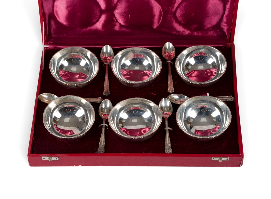 | SECHS DESSERTSCHALEN MIT SECHS LOeFFELN: SECHS DESSERTSCHALEN MIT SECHS LOeFFELN 20. Jh. Silber. Ges.-Gew. 692 g, D. 10,3 cm. Punziert mit 'Silver'. In der Originalbox.SECHS DESSERTSCHALEN MIT SECHS LOeFFELN 20. Jh. Silber. Ges.-Gew. 692 g,