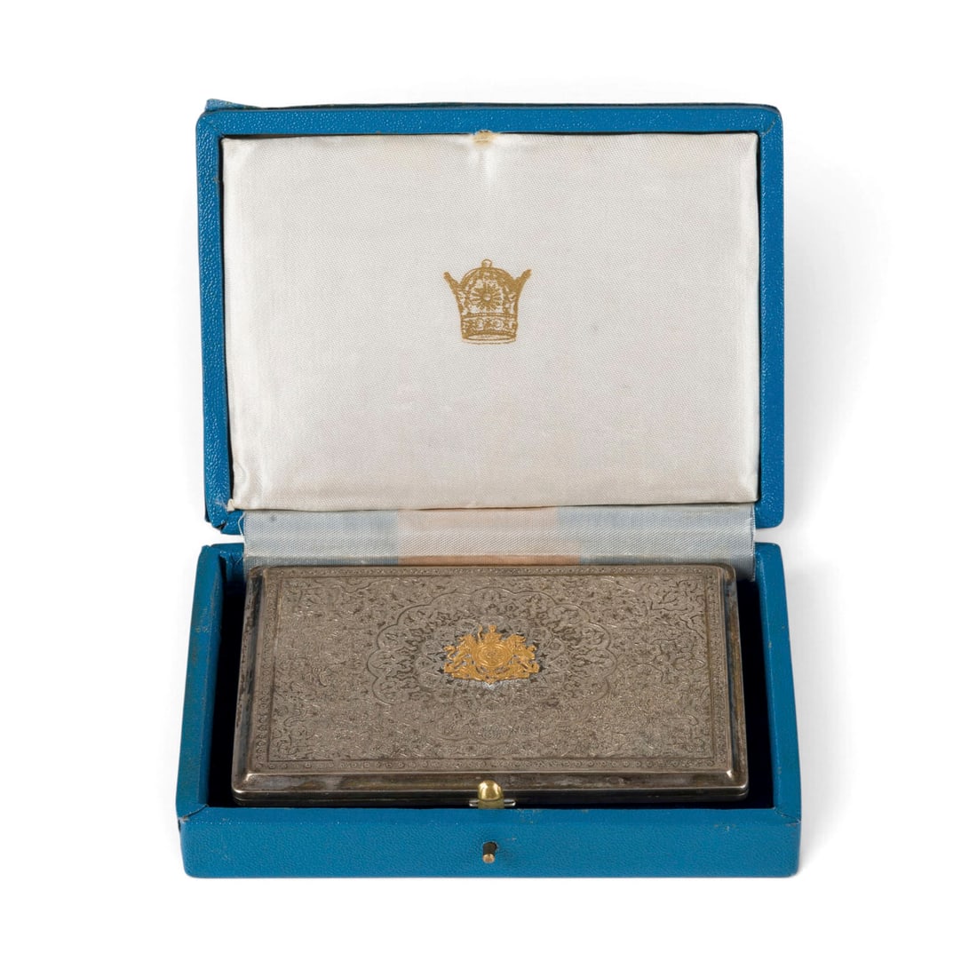 | REZA PAHLAVI SCHAH VON PERSIEN-ZIGARETTENETUI: REZA PAHLAVI SCHAH VON PERSIEN-ZIGARETTENETUI Iran, 1967-1979 Silber, Goldauflage, Innenvergoldung. Gew. 221 g, L. 12,7 cm, B. 9,2 cm. Punziert mit persischem Beschauzeichen, '750'. Geschenk von Rezy