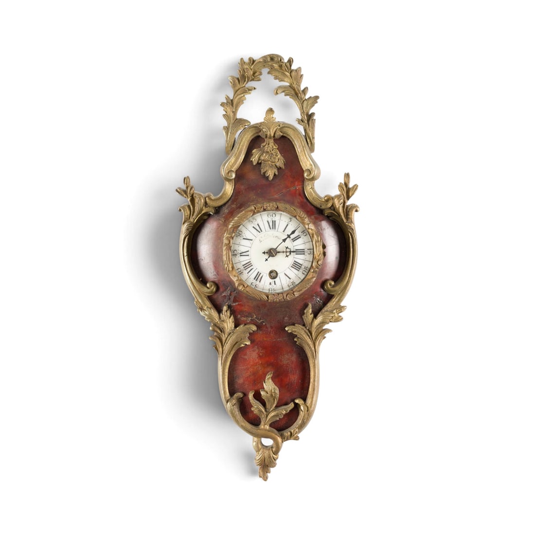 | KLEINE WANDUHR: SMALL ORMOLU WALL CLOCK France, L. Delarue, late 19th century Wood, metal, gilt, glass, enamel, steel, tortoiseshell. 29 x 12.5 x 5.5 cm. Inscribed 'L. Delarue' on the dial. Curved shape with floral f