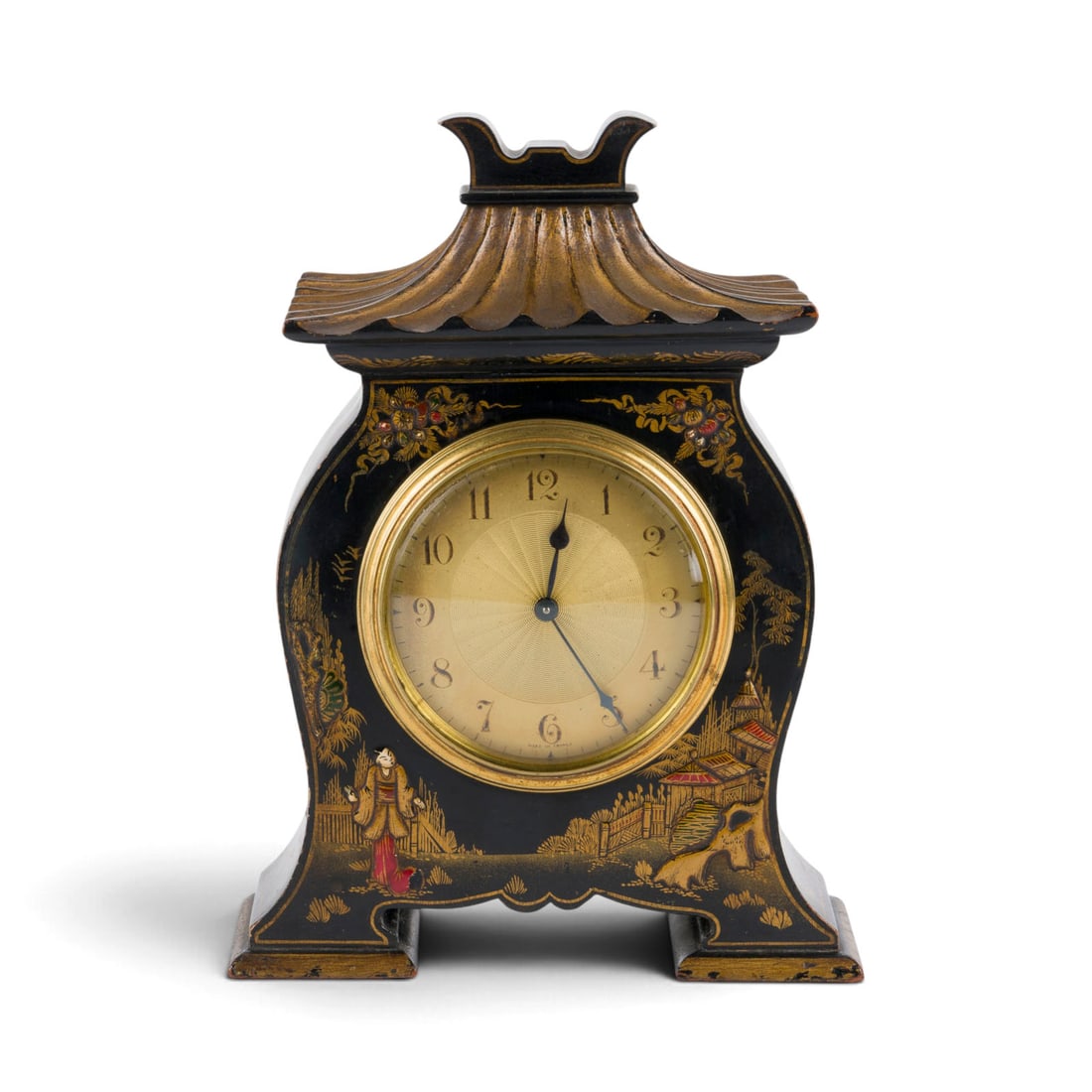 | CHINOISERIE-TISCHUHR IM PAGODENSTIL: CHINOISERIE TABLE CLOCK IN PAGODA STYLE France, early 20th century. Wood (black and polychrome lacquer finish), glass, metal, steel. 23 x 17 x 8 cm. Black lacquered wooden case featuring a pagoda-styl