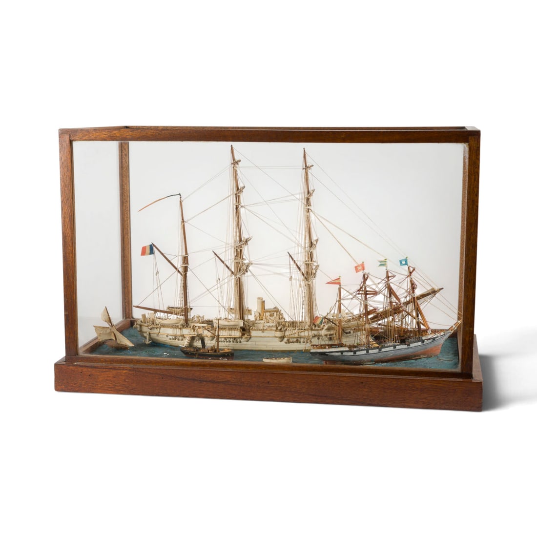 | FRANZOeSISCHES KNOCHENSCHIFF-DIORAMA: FRENCH PRISONER OF WAR BONE SHIP DIORAMA circa 1800 Bones, wood, partially painted, thread, wire, glass. Glass case 32.5 x 51.5 x 27 cm, bone ship approx. 25 x 37 x 8 cm. A diorama in the tradition of