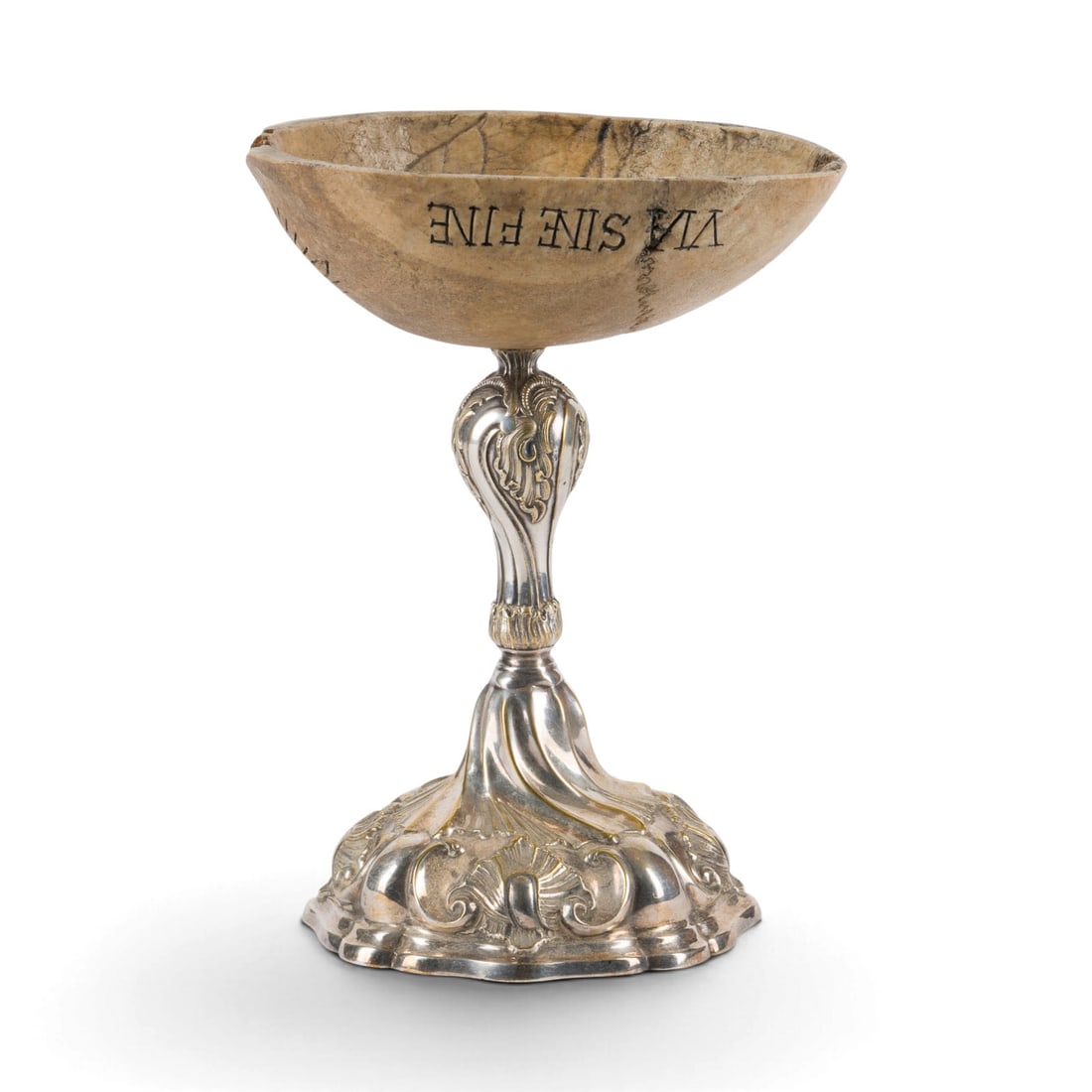 | RITUELLE OPFERSCHALE MIT SCHAeDELKALOTTE: RITUAL OFFERING BOWL WITH SKULL CAP 19th century Silver-plated metal, bone. 24 x 17.5 x 13.5 cm. Designed in the style of a chalice, featuring a domed foot and baluster stem in the Baroque manner, cra