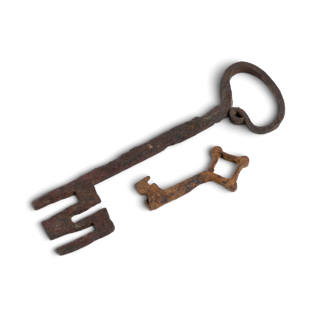 | ZWEI GOTISCHE SCHLUeSSEL: TWO GOTHIC KEYS German, 14th/15th century. Iron. Lengths 16 and 6.5 cm. Corrosion.ZWEI GOTISCHE SCHLUeSSEL Deutsch, 14./15. Jh. Eisen. L. 16 und 6,5 cm. Korrosionsspuren.