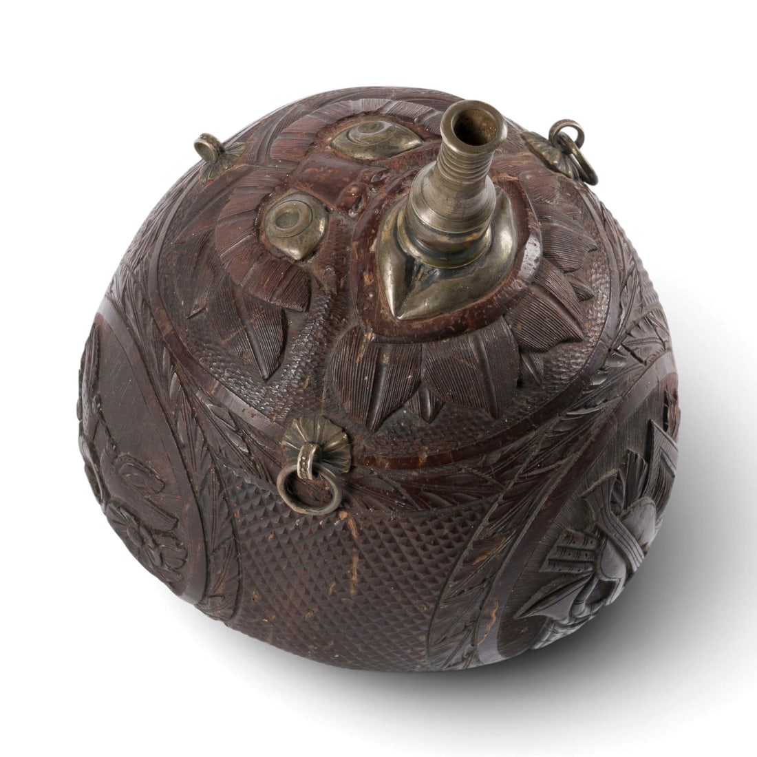 | GESCHNITZTE JAGDLICHE PULVERFLASCHE: CARVED HUNTING POWDER FLASK 17th/18th Century Wood, carved, metal. Approx. 14 x 11 x 11 cm. Spherical shape with relief-carved floral decoration and hunting motifs, metal eyelets and spout. Signs of w
