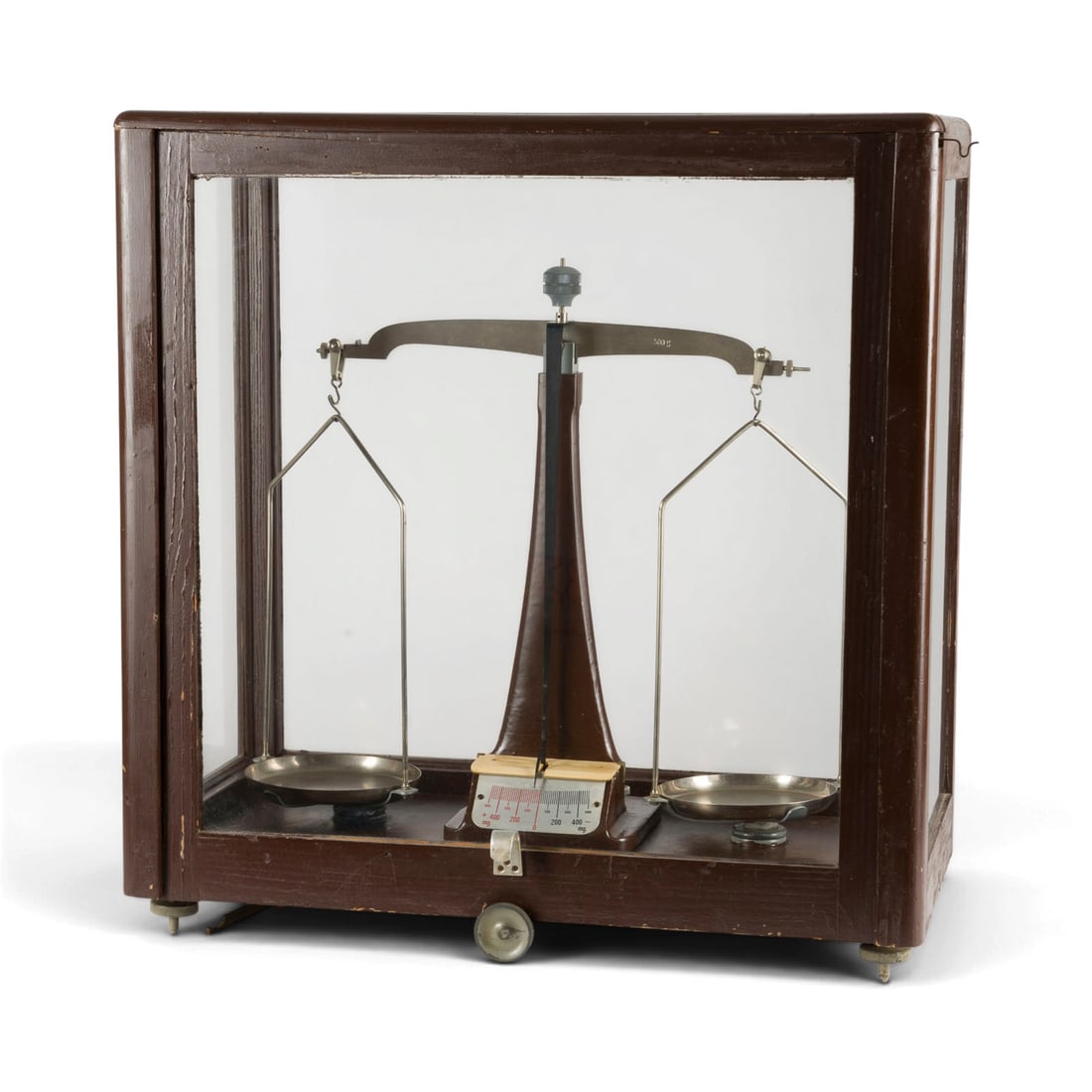 | APOTHEKERWAAGE: APOTHECARY SCALE 20th century Wood, glass, metal, steel. 58.5 x 55 x 27 cm. Signs of use; functionality untested.APOTHEKERWAAGE 20. Jh. Holz, Glas, Metall, Stahl. 58,5 x 55 x 27 cm. Gebrauchsspuren;