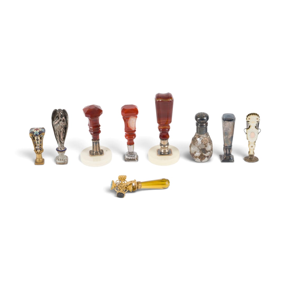 | KONVOLUT PETSCHAFTEN: COLLECTION OF SEALS 19th/20th century Various metals and stones; partially silver-plated, partially enamelled; glass, agate, mother-of-pearl; featuring various monograms. Height 6-10 cm, diameter 5 cm