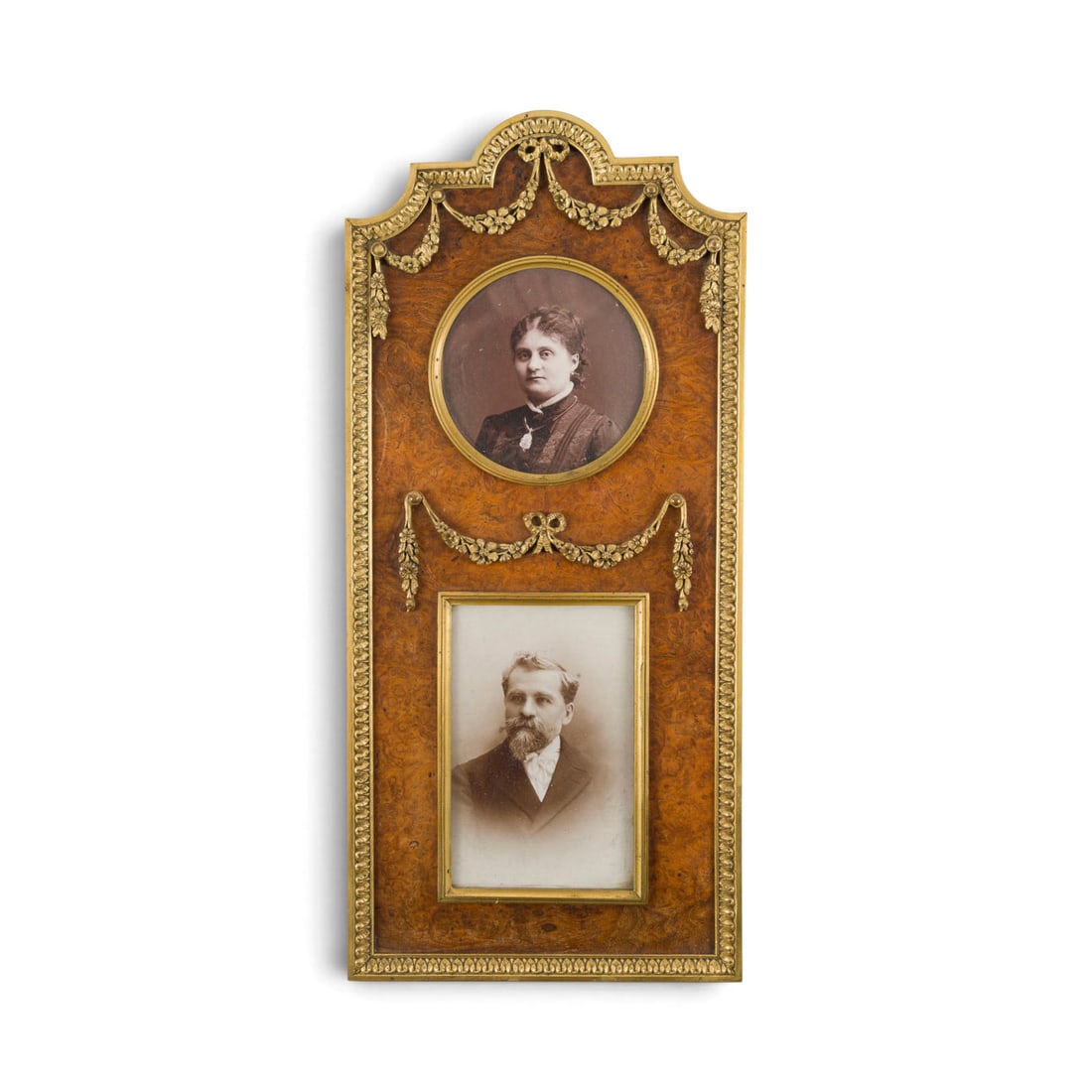 | FOTORAHMEN: PHOTO FRAME German, circa 1870/80 Wood, burr walnut veneer, bronze, gilt, with stand and hanging loop. 25.5 x 11.5 x 1.5 cm. Floral decoration; with round and rectangular cutouts for two photos.