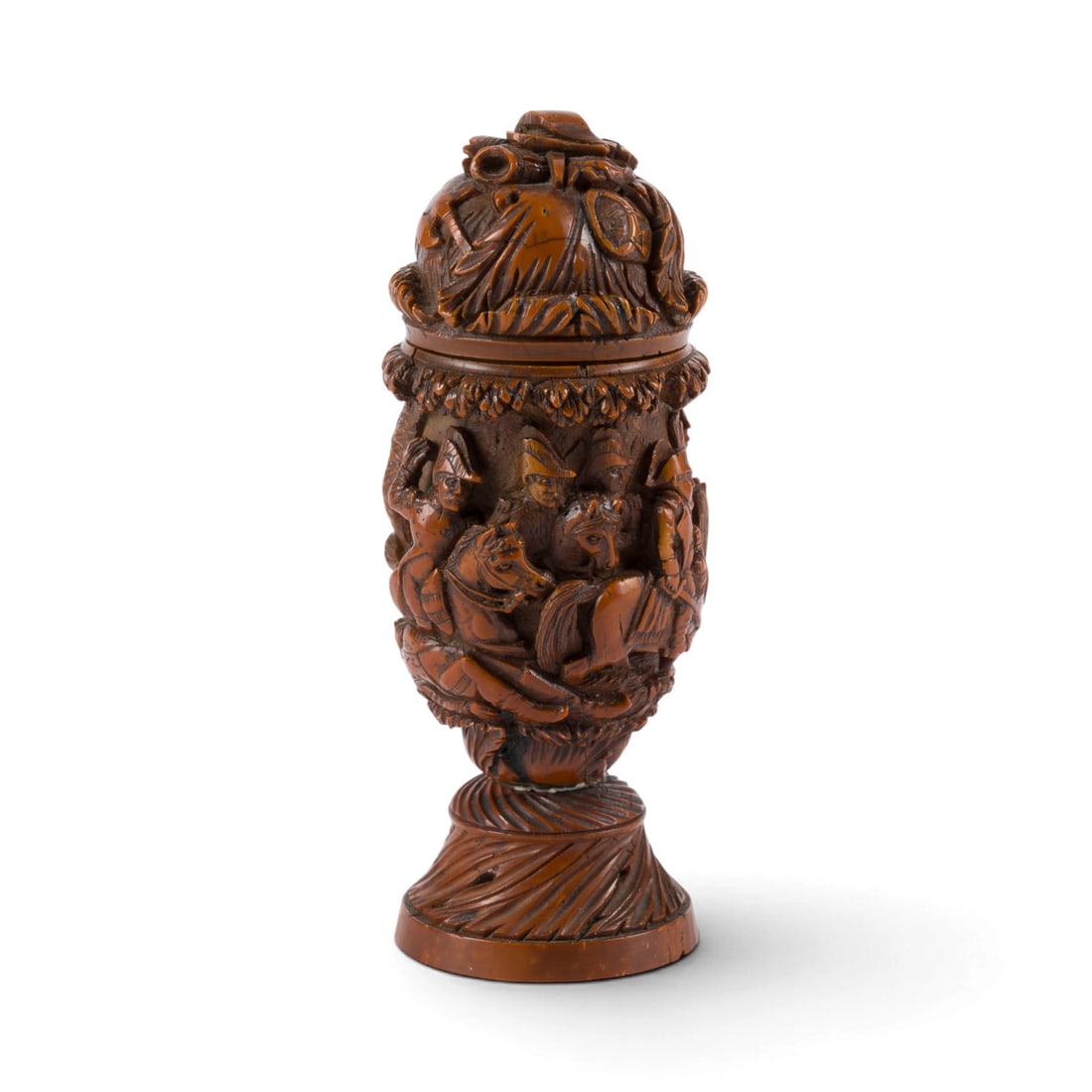 | SCHRAUBDECKEL-SCHNUPFTABAKDOSE MIT NAPOLEONISCHER SCHLACHTENDARSTELLUNG: SCREW-TOP SNUFF BOX WITH NAPOLEONIC BATTLE SCENE 19th century Carved boxwood. 10.5 x 4 x 4 cm. Spindle-shaped body on a recessed circular foot, decorated with a continuous figurative battle scene.