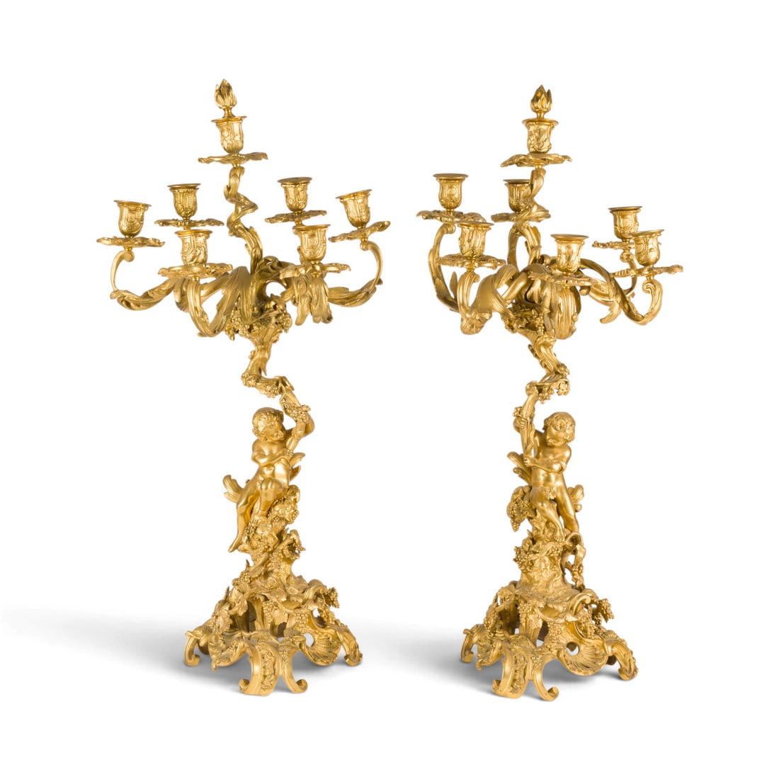 | PAAR MONUMENTALE PRUNKLEUCHTER IM ROKOKO-STIL: PAIR OF MONUMENTAL ROCCOCO-STYLE CHANDELIERS France, 19th century Gilt bronze. Approx. 79 x 36 x 38 cm. Each with seven lights, featuring rich grape and leaf ornamentation as well as fully modeled