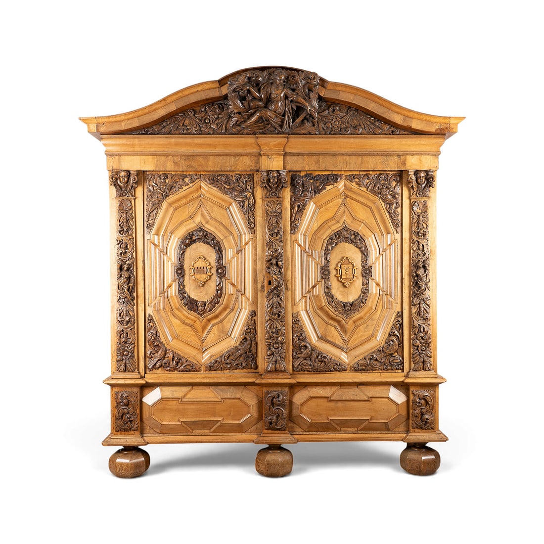 | MONUMENTALER BAROCK KASSETTENSCHRANK: MONUMENTALER BAROCK KASSETTENSCHRANK Danzig, um 1730-1740 Nussbaum und Nussbaumwurzel, massiv und auf Nadelholzkorpus furniert, reich geschnitzt und reliefiert.. H. 258, B. 235 T. 88 cm. Monumentaler