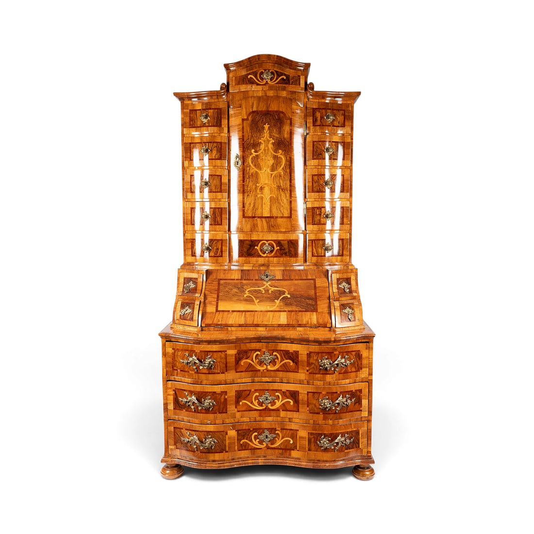 | BAROCKER TABERNAKEL AUFSATZSEKRETAeR: BAROCKER TABERNAKEL AUFSATZSEKRETAeR Sueddeutschland /Oesterreich, um 1750-1760 Nussbaum, Nusswurzel und verschiedene Obsthoelzer, auf Nadelholz furniert und eingelegt. H. ca. 212, B. 103, T. 64 cm.