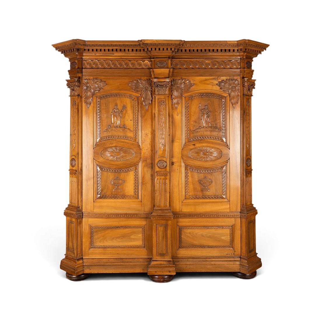 | LOUIS XVI PRUNKSCHRANK: LOUIS XVI PRUNKSCHRANK Suedwestdeutschland / Oberrhein, um 1780-1790 Nussbaum, massiv und furniert. H. 235, B. 218, T. 77 cm. Monumentaler zweitueriger Prunkschrank in streng architektonischer