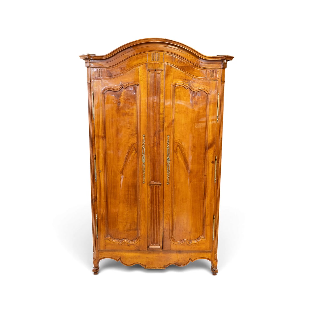 | BAROCKER SCHRANK / ARMOIRE: BAROCKER SCHRANK / ARMOIRE Elsass Lothringen, zweite Haelfte 18. Jh. Kirschbaum, massiv und part. furniert, Messing. H. 233, B. 142, T. 66 cm. Zweitueriger Barockschrank mit geschweiftem,